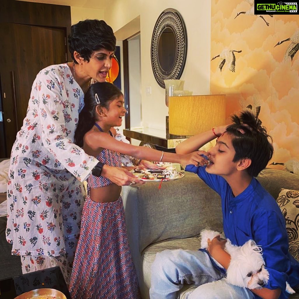 Mandira Bedi Instagram - Rakhee with the children 🥰. So many Rakhees.. so much love. ❤️❤️❤️❤️🧿And an unforgettable and busy day.!!#happyrakshabandhan #happyrakhi . . @ashishchowdhryofficial @samitabangargi @ruchinarain