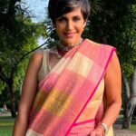 Mandira Bedi Instagram - The skies have cleared. The sun is shining again. 🔆 And I’m all set to host an event for @googleartsculture in a beautiful setting.. Wearing @anavila_m 💖 . . #saree #sareelove #googleartsandculture #newdelhi #event #ilovemyjob 🙏🏽 #nirbhaunirvair New Delhi