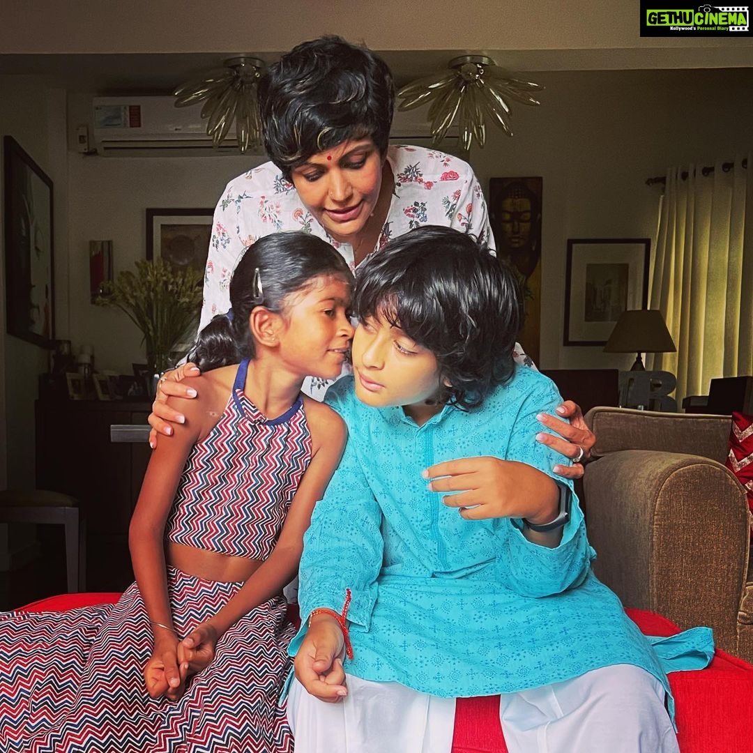 Mandira Bedi Instagram - Rakhee with the children 🥰. So many Rakhees.. so much love. ❤️❤️❤️❤️🧿And an unforgettable and busy day.!!#happyrakshabandhan #happyrakhi . . @ashishchowdhryofficial @samitabangargi @ruchinarain