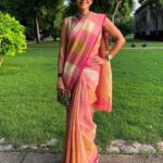 Mandira Bedi Instagram - The skies have cleared. The sun is shining again. 🔆 And I’m all set to host an event for @googleartsculture in a beautiful setting.. Wearing @anavila_m 💖 . . #saree #sareelove #googleartsandculture #newdelhi #event #ilovemyjob 🙏🏽 #nirbhaunirvair New Delhi