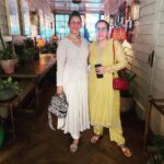 Manisha Koirala Instagram - Fabulous to have sis @samjhanaupretirauniar in Mumbai..💐💐💐 Mumbai, Maharashtra