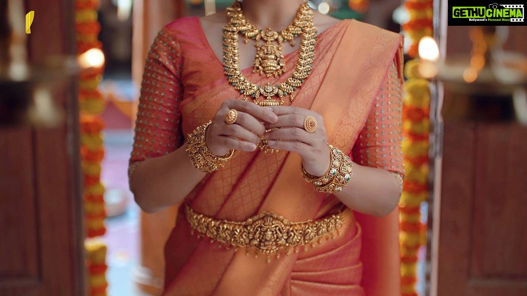 Manju Warrier Instagram - @kalyanjewellers_official @robinkjose5 @wamiqagabbi @mahesh_raj_dop @sameerasaneesh @sajithandsujith