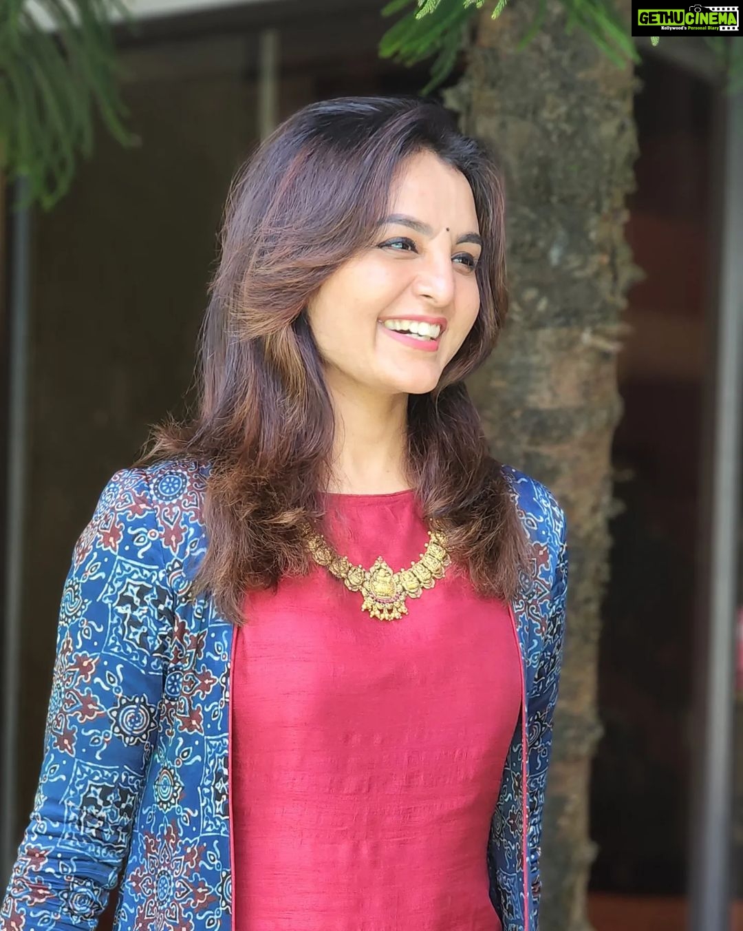 Manju Warrier Instagram - Happier times are coming ❤️😊 Thank you @sameerasaneesh for putting together this lovely outfit for me! 🤗 📸 @bineeshchandra 🤗