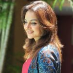 Manju Warrier Instagram - Happier times are coming ❤️😊 Thank you @sameerasaneesh for putting together this lovely outfit for me! 🤗 📸 @bineeshchandra 🤗