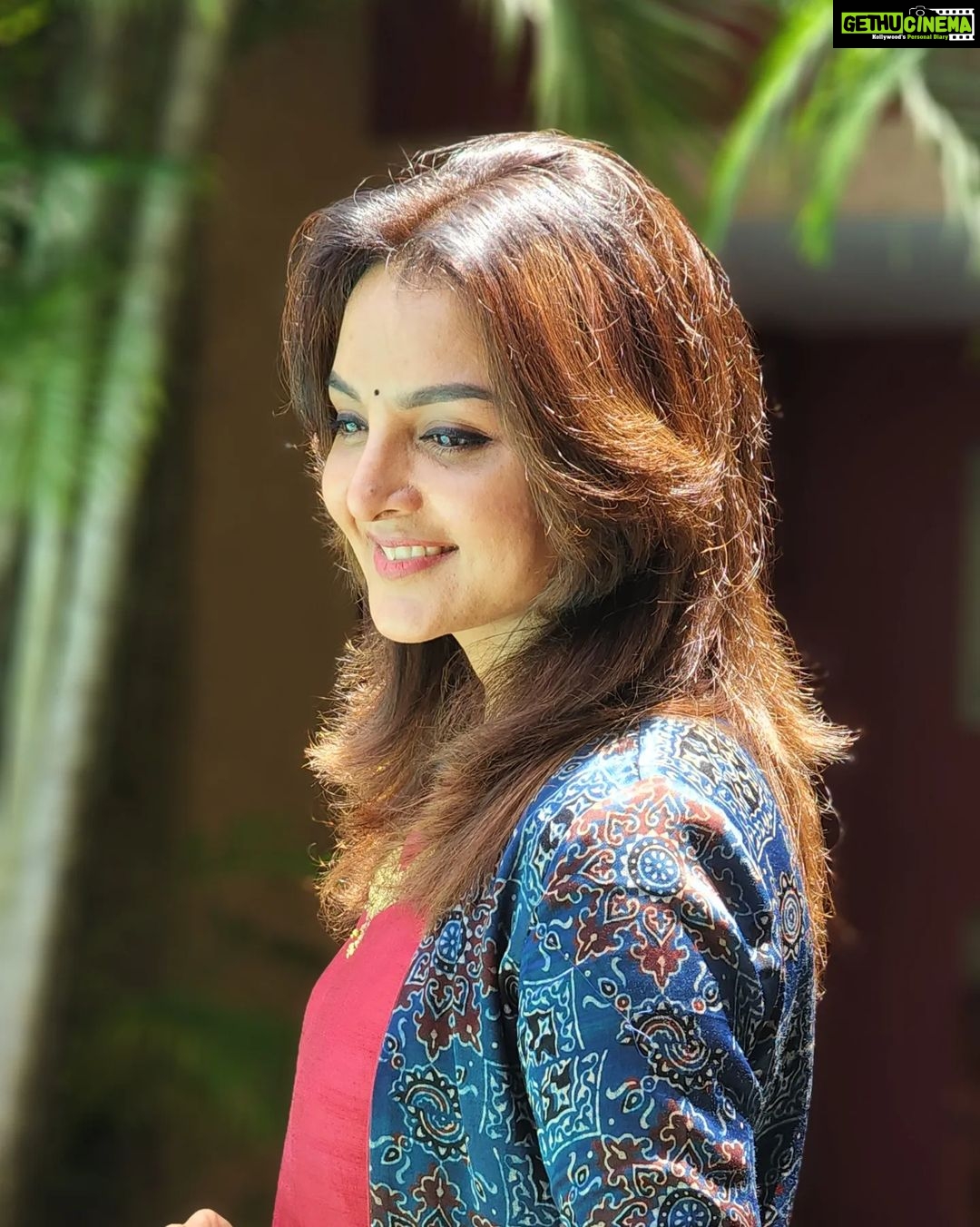 Manju Warrier Instagram - Happier times are coming ❤️😊 Thank you @sameerasaneesh for putting together this lovely outfit for me! 🤗 📸 @bineeshchandra 🤗