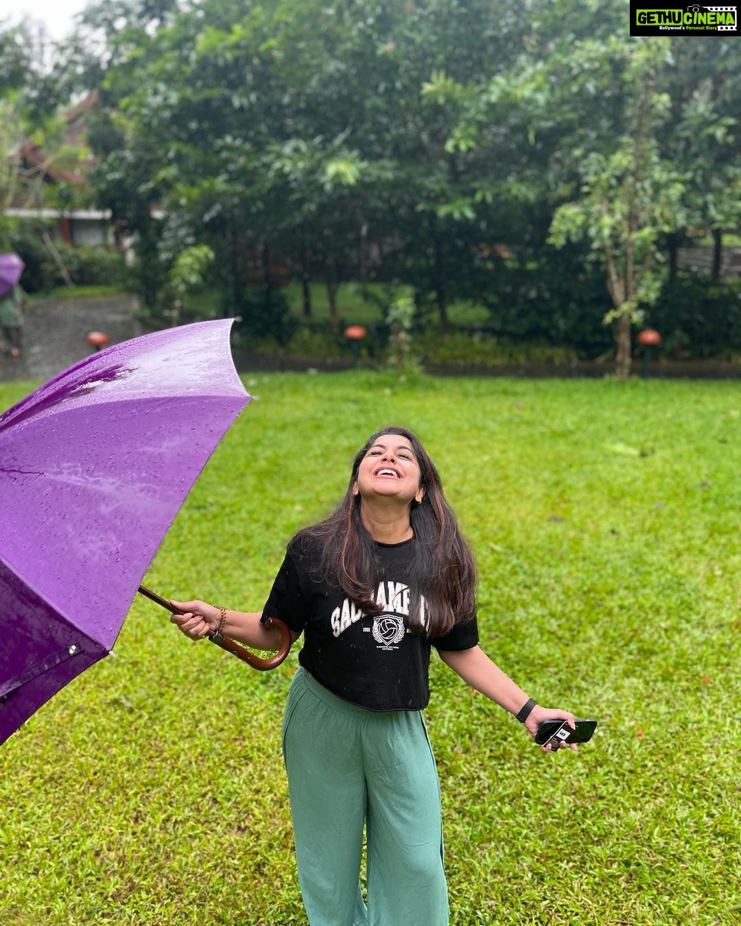 Meera Nandan Instagram - നാട്ടിൽ നല്ല മഴ, ഇവിടെ നല്ല ചൂട് Just missing the weather, so thought will post some throwback images ♥️ Also happy weekend ♥️ 📸 @ajn.nef . #rain #justmissingtheweather #love #throwback #friday #positive #happy #mood #instagood #picoftheday #allheart #wayanad Wayanad വയനാട്