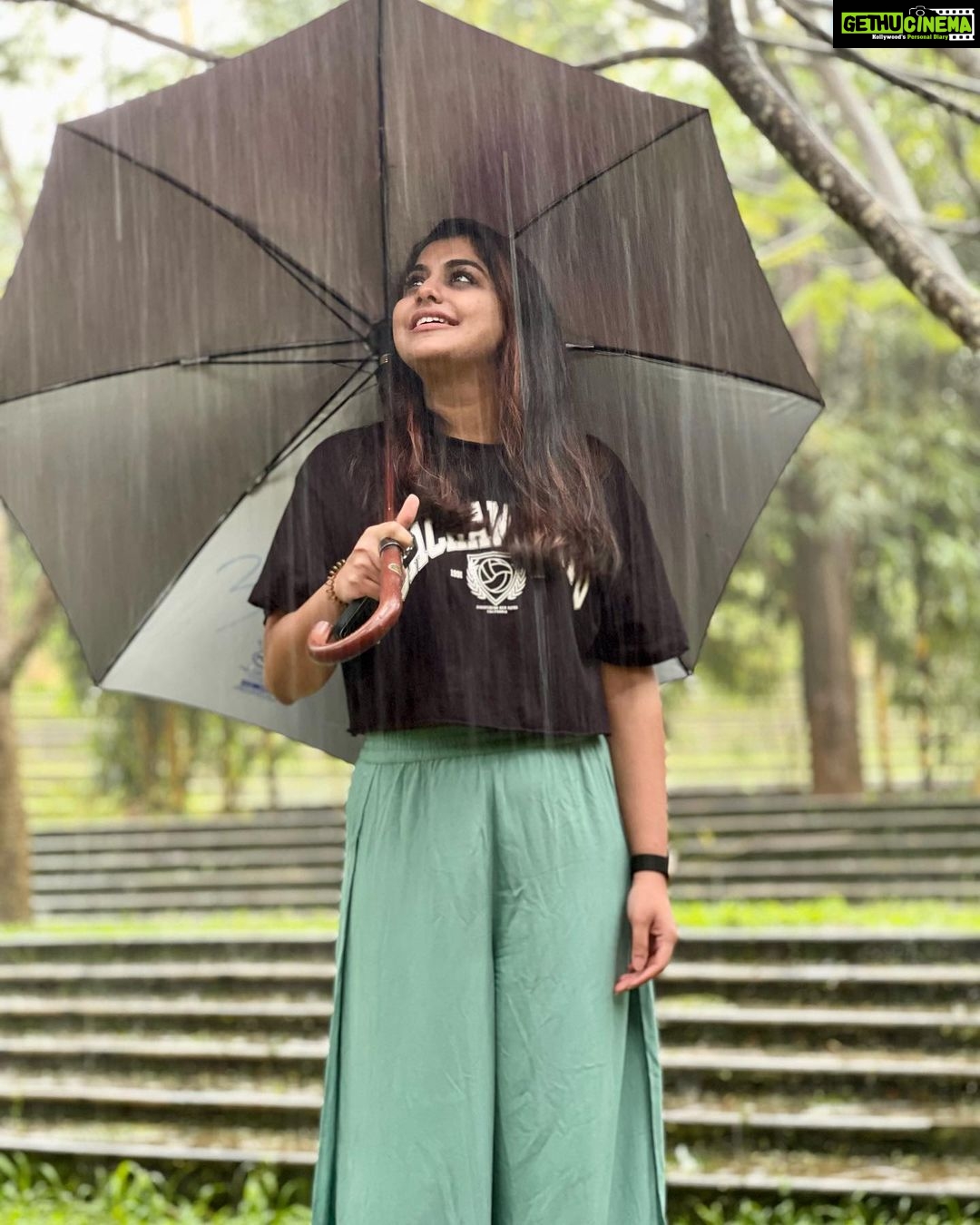 Meera Nandan Instagram - നാട്ടിൽ നല്ല മഴ, ഇവിടെ നല്ല ചൂട് Just missing the weather, so thought will post some throwback images ♥️ Also happy weekend ♥️ 📸 @ajn.nef . #rain #justmissingtheweather #love #throwback #friday #positive #happy #mood #instagood #picoftheday #allheart #wayanad Wayanad വയനാട്