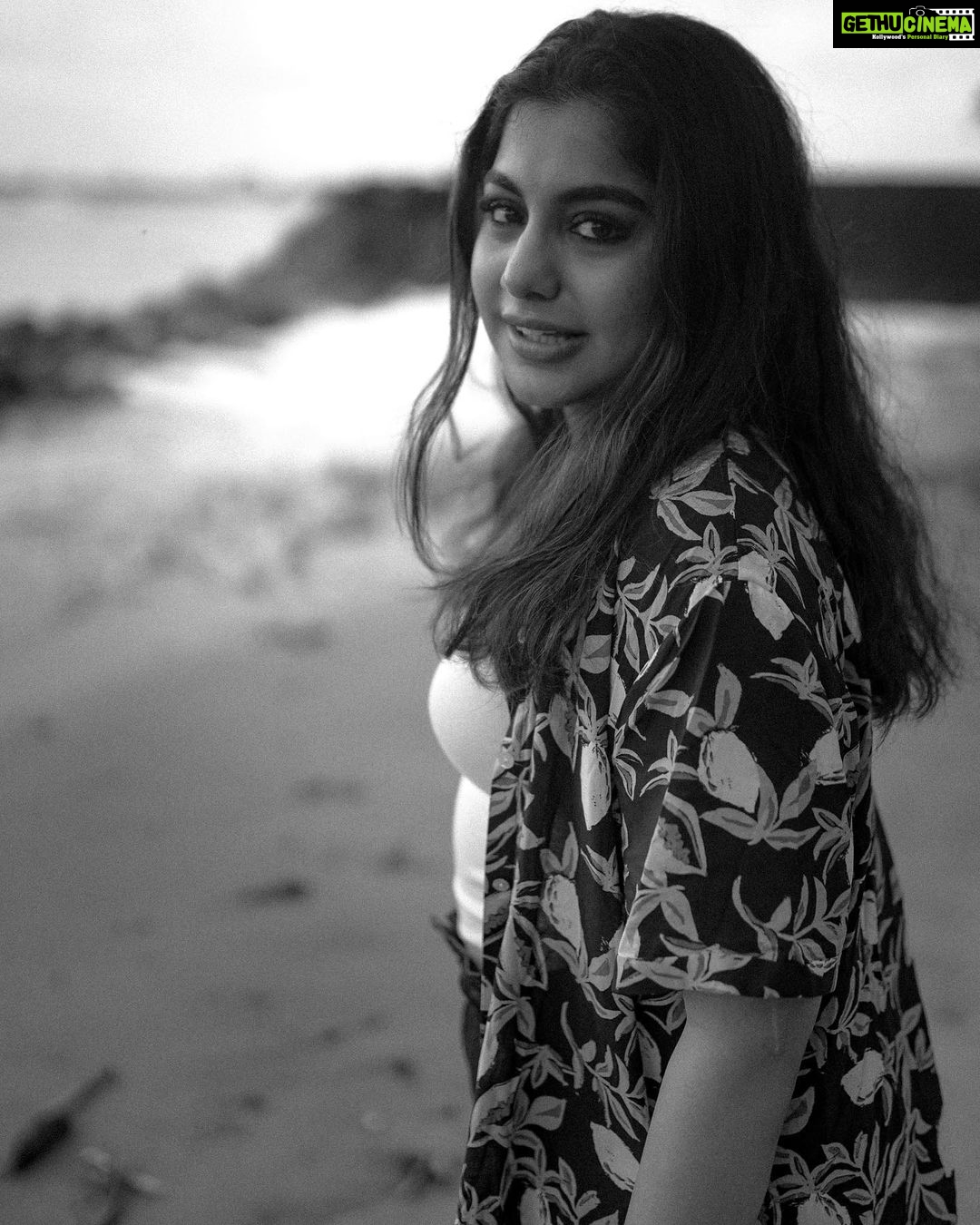 Meera Nandan Instagram - Life is never boring in BnW . 📸 @hazilmjalal @unnips @srindaa . #beach #happyweekend #friyay #love #throwback #kochi #memories #friday #weekend #chill #wind #beachlife #fortkochi #instagood Fort Kochi
