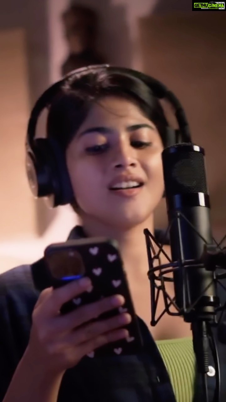 Megha Akash Instagram - Try out reels for our latest song #smartphonesenorita Would love to see some exciting reels from you ! #singleshankarumsmartphonesimranum @actorshivaofficial @anjutk10 @vignesh_sha_pn @lark_studios_chennai @makapa_anand @editorBoopathi @iamsandy_off @ko.sesha @proyuvraaj @kumartaurani @sharanyalouis @tipstamilofficial @adithyark.music