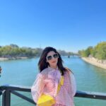 Mehrene Kaur Pirzada Instagram - Louvre You 💛 #paris Pyramide du Louvre