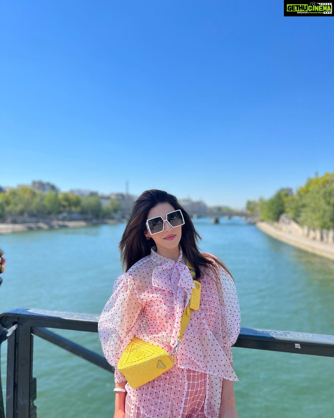 Mehrene Kaur Pirzada Instagram - Louvre You 💛 #paris Pyramide du Louvre