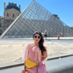 Mehrene Kaur Pirzada Instagram - Louvre You 💛 #paris Pyramide du Louvre