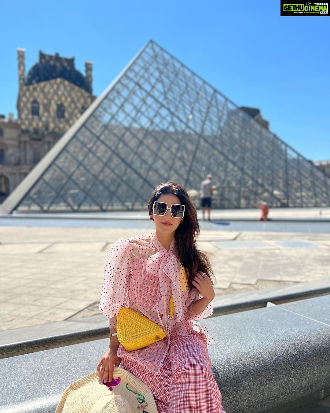 Mehrene Kaur Pirzada Instagram - Louvre You 💛 #paris Pyramide du Louvre