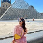 Mehrene Kaur Pirzada Instagram - Louvre You 💛 #paris Pyramide du Louvre