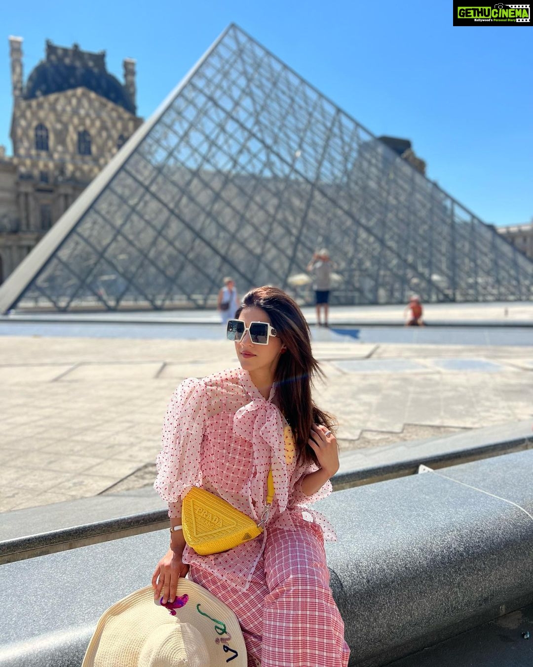 Mehrene Kaur Pirzada Instagram - Louvre You 💛 #paris Pyramide du Louvre