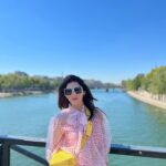 Mehrene Kaur Pirzada Instagram - Louvre You 💛 #paris Pyramide du Louvre