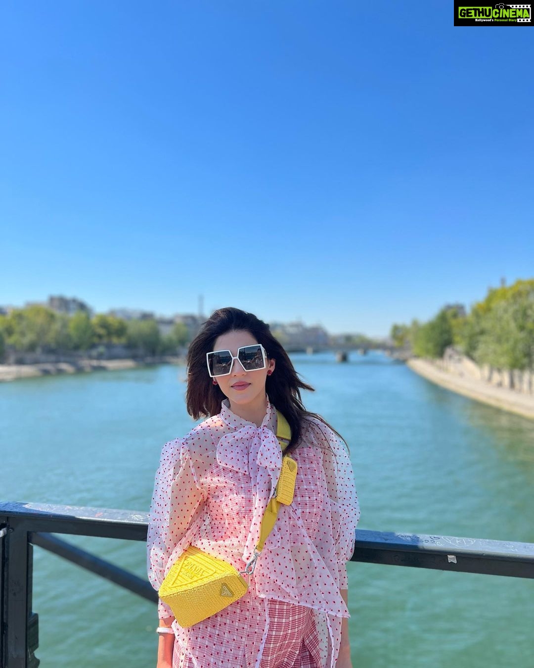 Mehrene Kaur Pirzada Instagram - Louvre You 💛 #paris Pyramide du Louvre