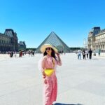 Mehrene Kaur Pirzada Instagram - Louvre You 💛 #paris Pyramide du Louvre