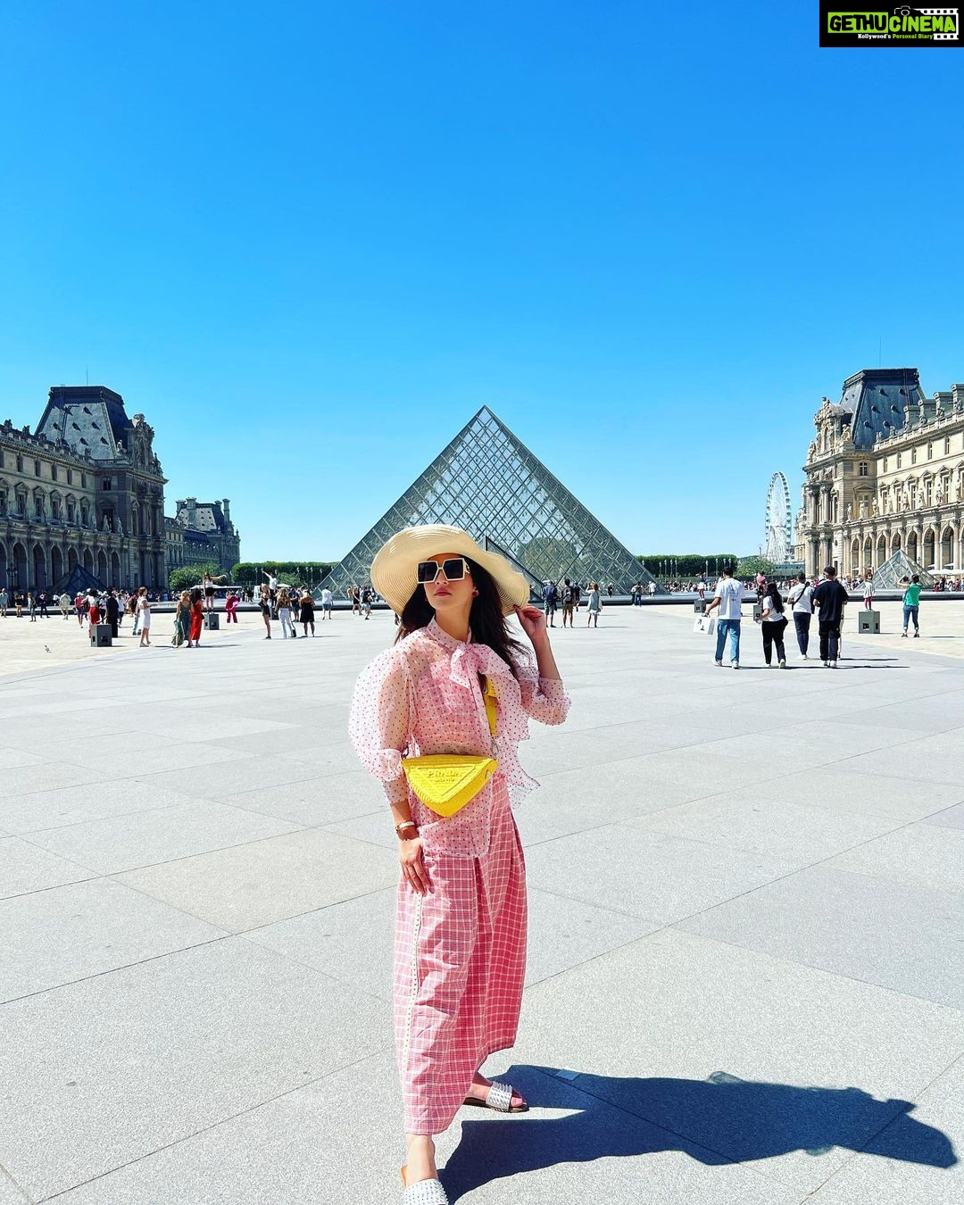 Mehrene Kaur Pirzada Instagram - Louvre You 💛 #paris Pyramide du Louvre