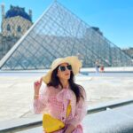 Mehrene Kaur Pirzada Instagram - Louvre You 💛 #paris Pyramide du Louvre