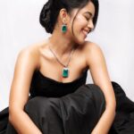Mirnalini Ravi Instagram - Broken Emerald 🖤 @johnandananth @mspinkpantherjewel @swarovski @abhirami_mua @vichuhairstylist @navadevi.rajkumar @matt_atelier