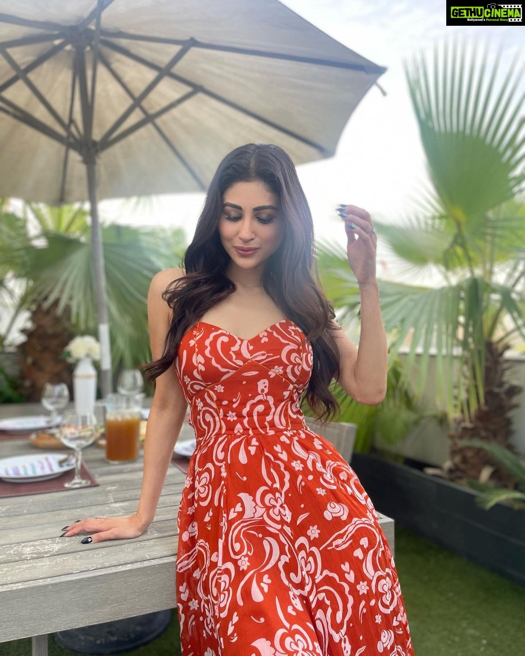 Mouni Roy Instagram - There’s no place like home ♥️ • • • • In @guaparesortwear Style my @rishika_devnani Dubai, United Arab Emiratesدبي