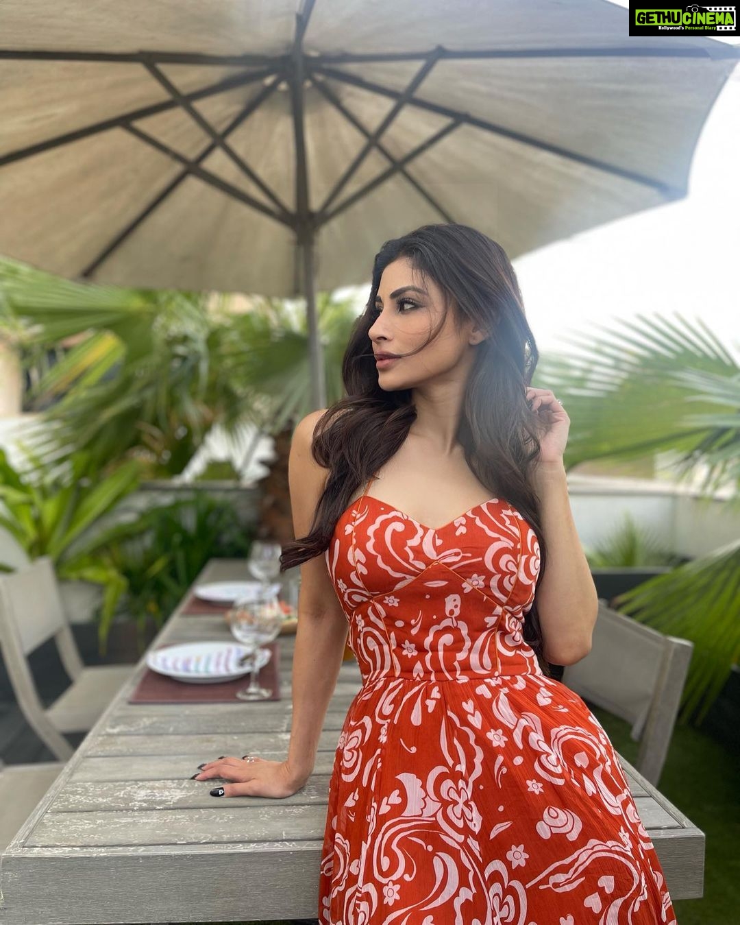 Mouni Roy Instagram - There’s no place like home ♥️ • • • • In @guaparesortwear Style my @rishika_devnani Dubai, United Arab Emiratesدبي