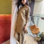 Mouni Roy Instagram - Baarish, samosa, sweets & festive feels in my @_anuki.n 🖤 🌧 @anusoru @nidhikurda 🩴 @fizzygoblet