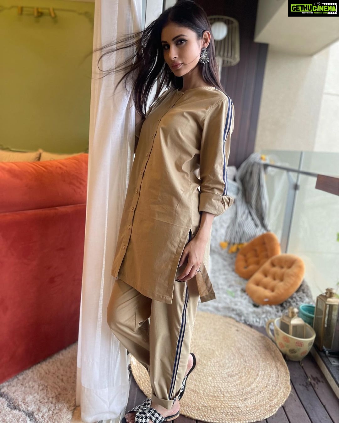 Mouni Roy Instagram - Baarish, samosa, sweets & festive feels in my @_anuki.n 🖤 🌧 @anusoru @nidhikurda 🩴 @fizzygoblet
