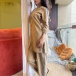 Mouni Roy Instagram - Baarish, samosa, sweets & festive feels in my @_anuki.n 🖤 🌧 @anusoru @nidhikurda 🩴 @fizzygoblet