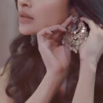 Mouni Roy Instagram - Aakhi phiraile bole… #BangaliBala • • • Outfit:- @chameeandpalak Jewellery:- @golecha_jewels Styled by :- @rishika_devnani assisted by :- @dhruvypancholi @romamaityy Hair @chettiarqueensly Makeup by :-@chettiaralbert Managed by :- @trishilagoculdas @dcatalent 🎥 @throwbakc