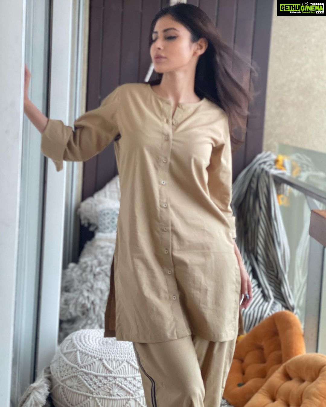 Mouni Roy Instagram - Baarish, samosa, sweets & festive feels in my @_anuki.n 🖤 🌧 @anusoru @nidhikurda 🩴 @fizzygoblet