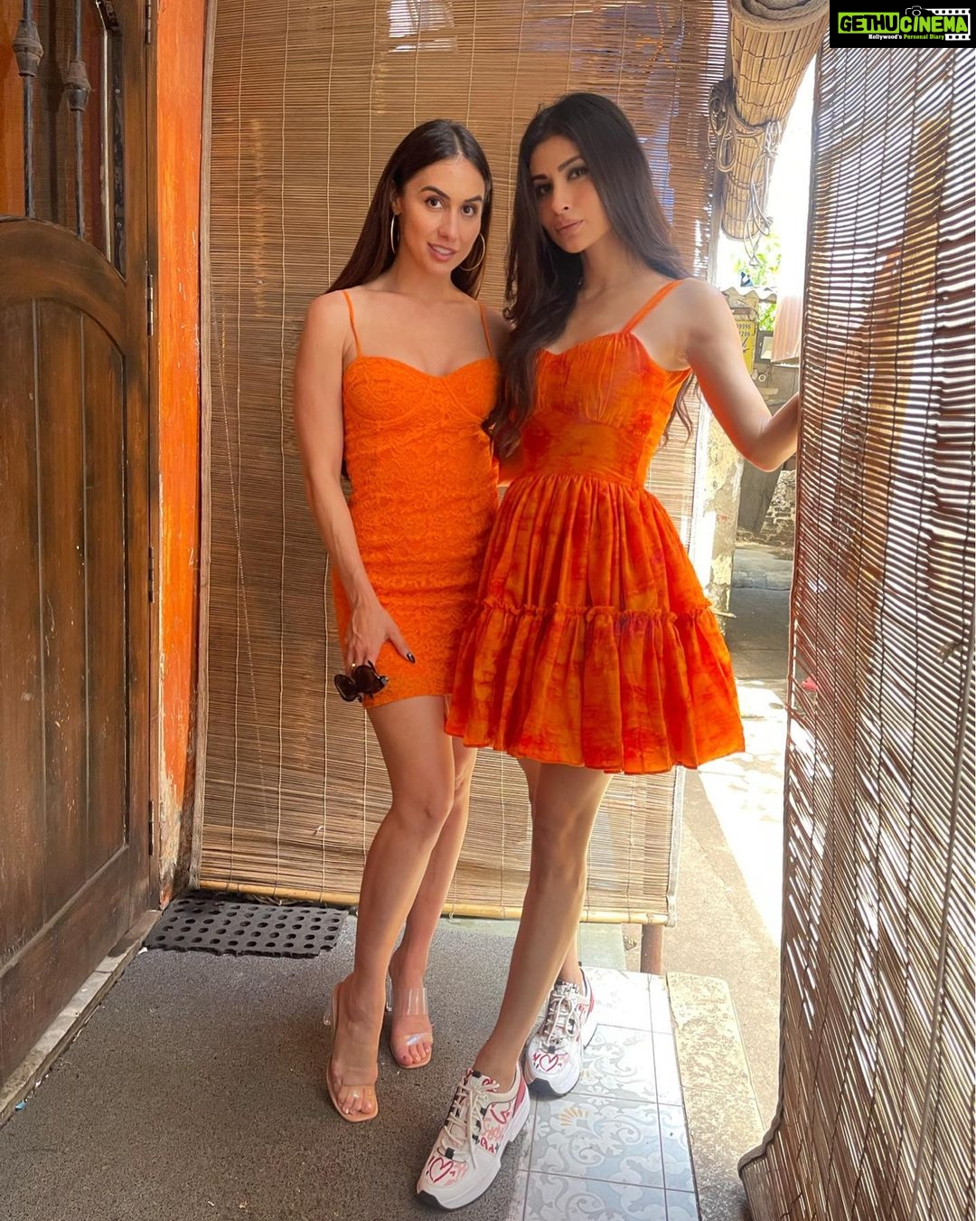 Mouni Roy Instagram - Absolutely no idea about how im twinning with my girl👀!!!!!!!! Of magic & love I guesss!!!!!!!!!!!!! • • • @laurengottlieb My 🍊 dress @labeladitihundia