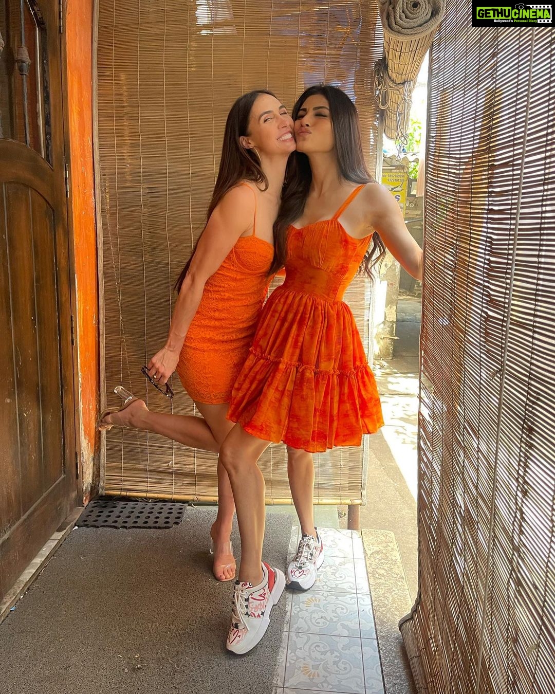 Mouni Roy Instagram - Absolutely no idea about how im twinning with my girl👀!!!!!!!! Of magic & love I guesss!!!!!!!!!!!!! • • • @laurengottlieb My 🍊 dress @labeladitihundia