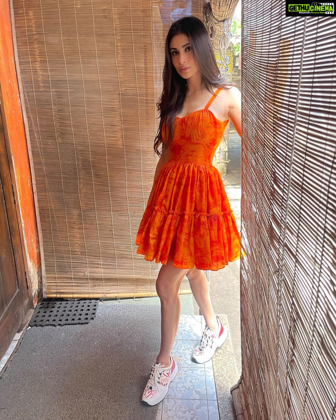 Mouni Roy Instagram - Absolutely no idea about how im twinning with my girl👀!!!!!!!! Of magic & love I guesss!!!!!!!!!!!!! • • • @laurengottlieb My 🍊 dress @labeladitihundia