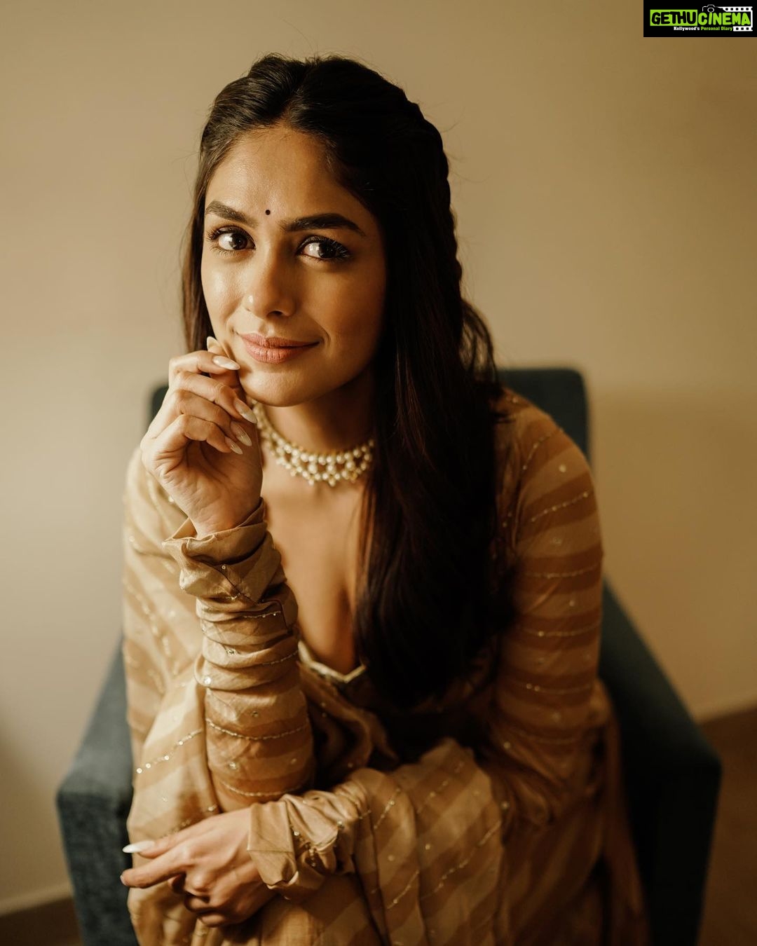 Mrunal Thakur Instagram - Kitna kuch kehna hai Fir bhi hai dil mein sawaal kaheen Sapnon mein jo roz kaha hai wo phir se kahun Ya nahee ββ kinda mood π«ΆπΌπ»π Styled by: @archamehta Wearing: @paulmiandharsh Jewellry: @amrapalijewels Footwear: @charleskeithofficial Makeup: @missblenderr_ Hair: @deepalid10 Team: @ruchi.munoth @niha__varma Photos: @sbk_shuhaib