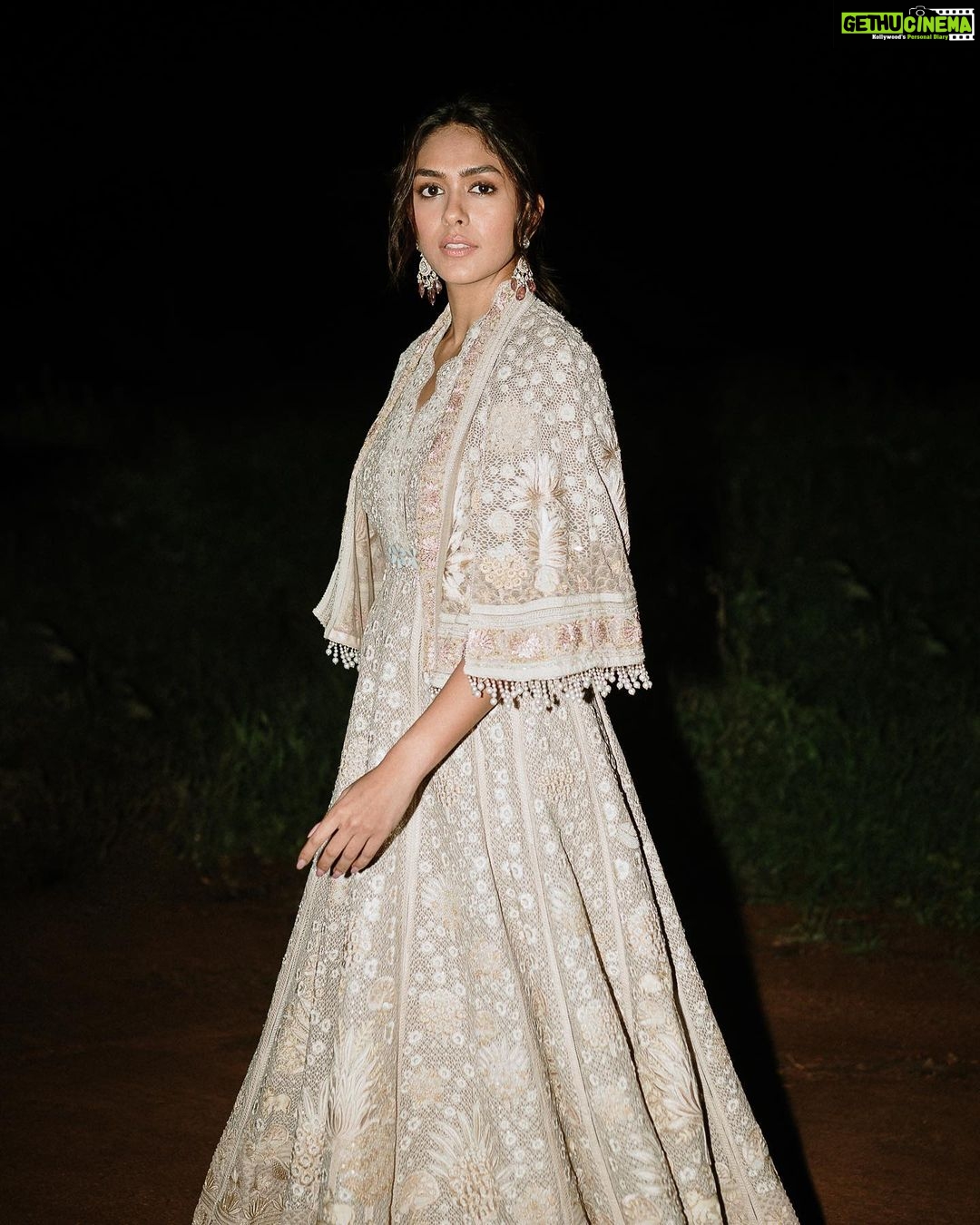 Mrunal Thakur Instagram - 🌻 Styled by: @archamehta Wearing: @taruntahiliani Jewellry: @jatinmorjewels Footwear: @aprajitatoorofficial . . Makeup: @missblenderr_ Hair: @deepalid10 Styling team: @ruchi.munoth @niha__varma Photos: nandivardhanreddy_