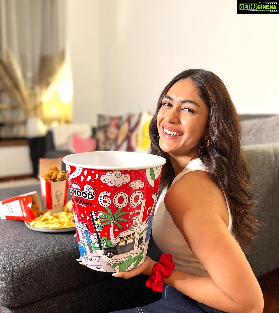 Mrunal Thakur Instagram - Aamchi Mumbai! It's a city of dreams they say, but for me it's a city that fulfilled my dreams. Baarish, Bollywood and Bandstand. Mumbai has been extremely special for me. And when I saw this KFC Bucket representing the spirit of Mumbai so beautifully, my heart was filled with joy π Congratulations @kfcindia_official on your 600 restaurants milestone in India, and what a lovely idea to partner with budding artists of India to represent the cities you're present in! #KFCBucketCanvas