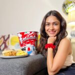 Mrunal Thakur Instagram - Aamchi Mumbai! It's a city of dreams they say, but for me it's a city that fulfilled my dreams. Baarish, Bollywood and Bandstand. Mumbai has been extremely special for me. And when I saw this KFC Bucket representing the spirit of Mumbai so beautifully, my heart was filled with joy 💖 Congratulations @kfcindia_official on your 600 restaurants milestone in India, and what a lovely idea to partner with budding artists of India to represent the cities you're present in! #KFCBucketCanvas