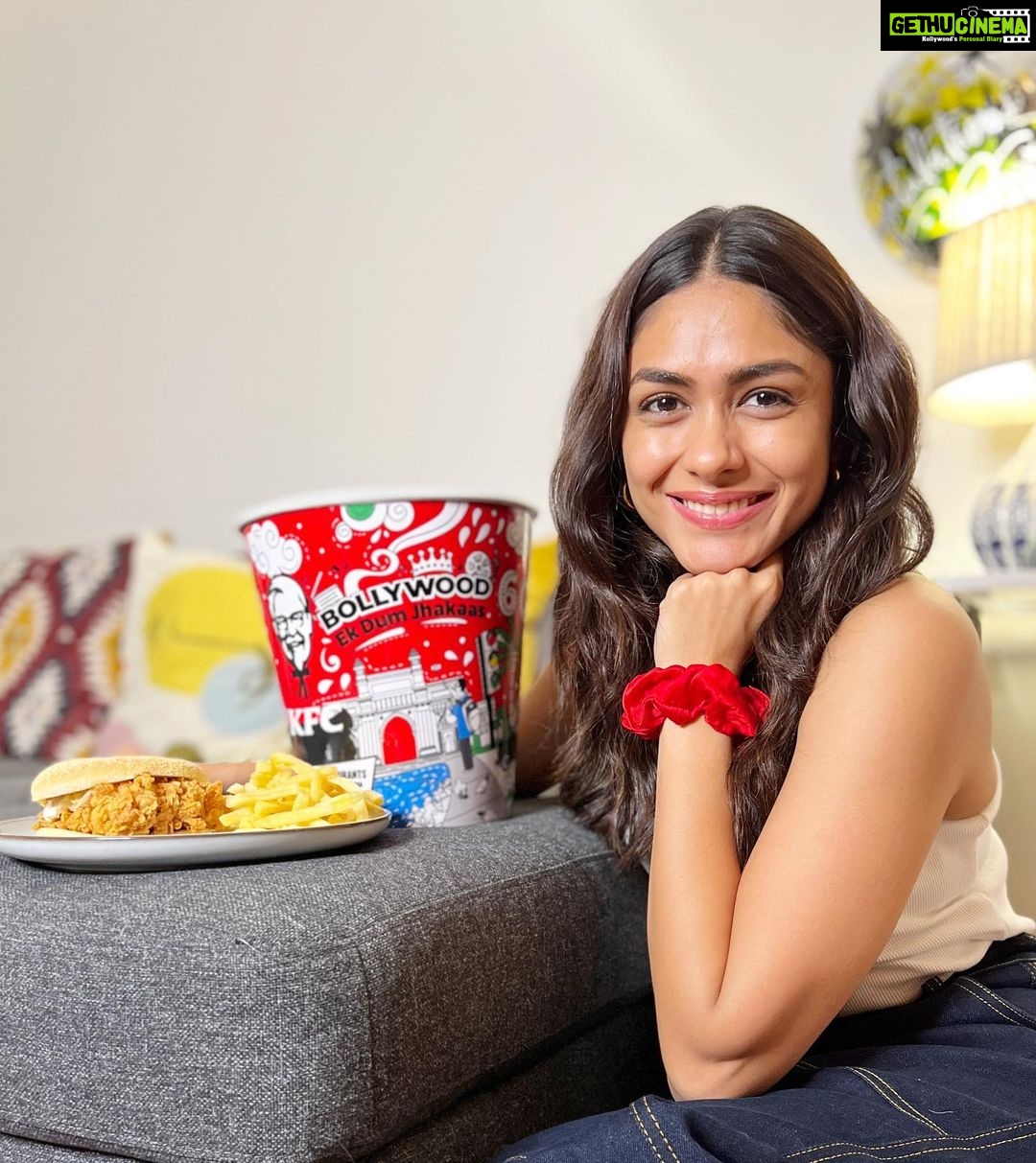 Mrunal Thakur Instagram - Aamchi Mumbai! It's a city of dreams they say, but for me it's a city that fulfilled my dreams. Baarish, Bollywood and Bandstand. Mumbai has been extremely special for me. And when I saw this KFC Bucket representing the spirit of Mumbai so beautifully, my heart was filled with joy π Congratulations @kfcindia_official on your 600 restaurants milestone in India, and what a lovely idea to partner with budding artists of India to represent the cities you're present in! #KFCBucketCanvas