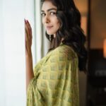 Mrunal Thakur Instagram - Zulfen hain jaise kaandhe pe baadal jhuke hue aankhen hain jaise meay ke payaale bhare hue masti hai jis me pyaar ki tum, vo sharaab ho chaudahavin ka chaand ho.. - Kinda MOOD #SitainSaree @anitadongre @elevate_promotions @amrapalijewels . . @archamehta @ruchi.munoth @missblenderr_ @deepalid10 @sbk_shuhaib