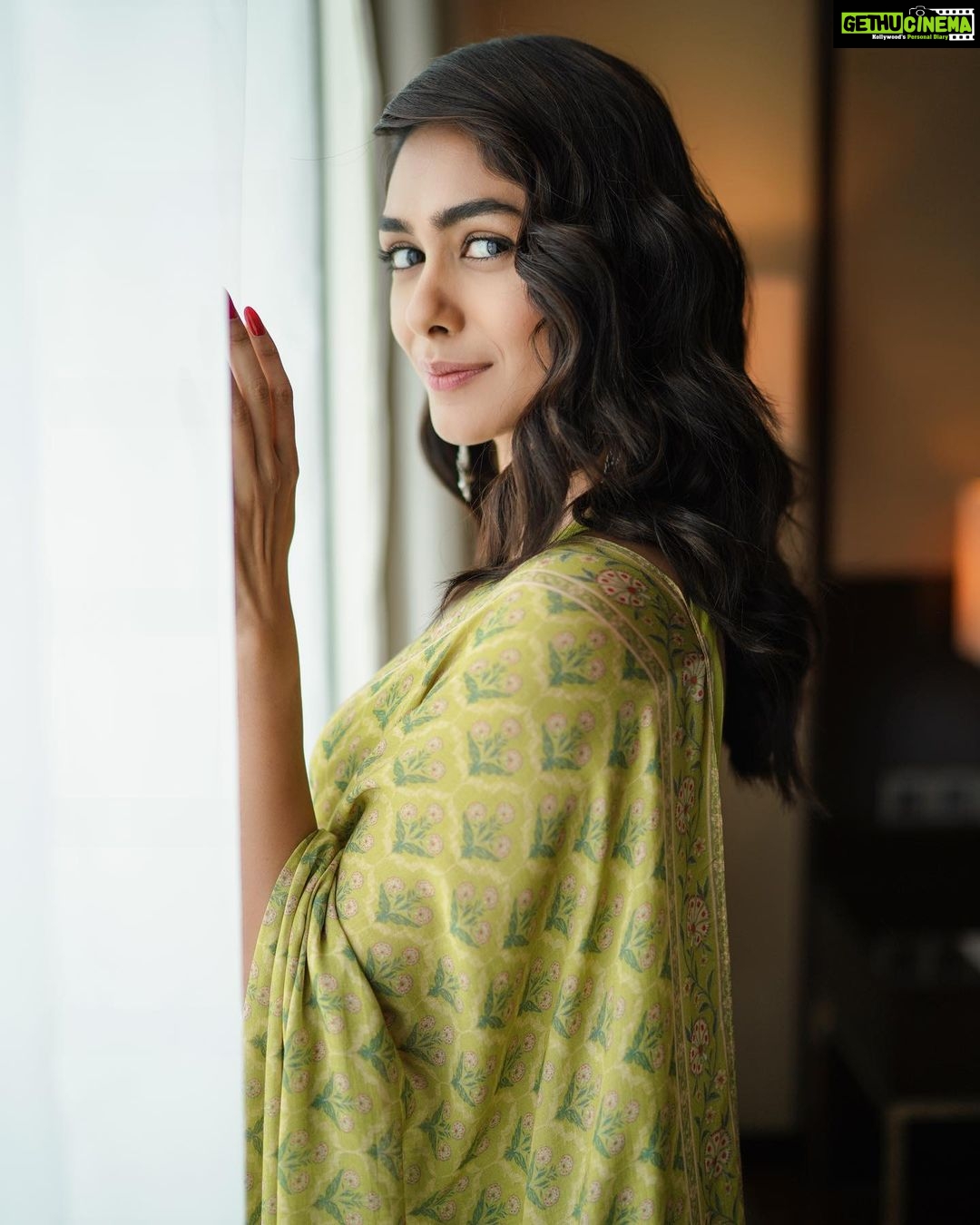 Mrunal Thakur Instagram - Zulfen hain jaise kaandhe pe baadal jhuke hue aankhen hain jaise meay ke payaale bhare hue masti hai jis me pyaar ki tum, vo sharaab ho chaudahavin ka chaand ho.. - Kinda MOOD #SitainSaree @anitadongre @elevate_promotions @amrapalijewels . . @archamehta @ruchi.munoth @missblenderr_ @deepalid10 @sbk_shuhaib