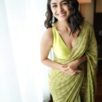 Mrunal Thakur Instagram - Zulfen hain jaise kaandhe pe baadal jhuke hue aankhen hain jaise meay ke payaale bhare hue masti hai jis me pyaar ki tum, vo sharaab ho chaudahavin ka chaand ho.. - Kinda MOOD #SitainSaree @anitadongre @elevate_promotions @amrapalijewels . . @archamehta @ruchi.munoth @missblenderr_ @deepalid10 @sbk_shuhaib