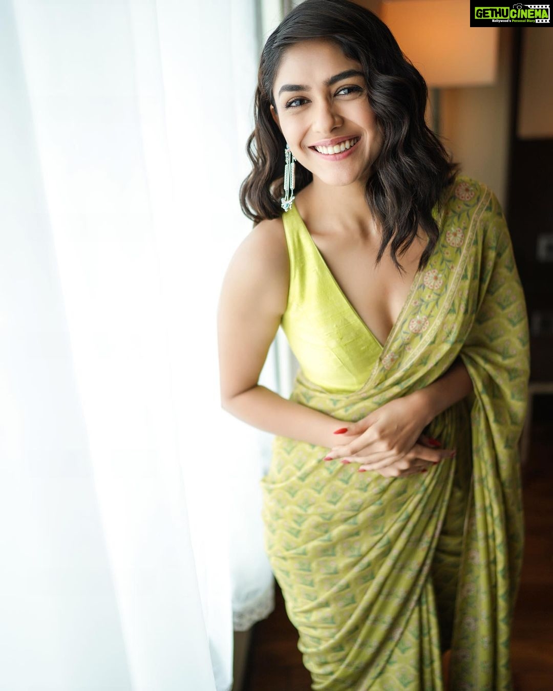 Mrunal Thakur Instagram - Zulfen hain jaise kaandhe pe baadal jhuke hue aankhen hain jaise meay ke payaale bhare hue masti hai jis me pyaar ki tum, vo sharaab ho chaudahavin ka chaand ho.. - Kinda MOOD #SitainSaree @anitadongre @elevate_promotions @amrapalijewels . . @archamehta @ruchi.munoth @missblenderr_ @deepalid10 @sbk_shuhaib