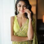 Mrunal Thakur Instagram - Zulfen hain jaise kaandhe pe baadal jhuke hue aankhen hain jaise meay ke payaale bhare hue masti hai jis me pyaar ki tum, vo sharaab ho chaudahavin ka chaand ho.. - Kinda MOOD #SitainSaree @anitadongre @elevate_promotions @amrapalijewels . . @archamehta @ruchi.munoth @missblenderr_ @deepalid10 @sbk_shuhaib