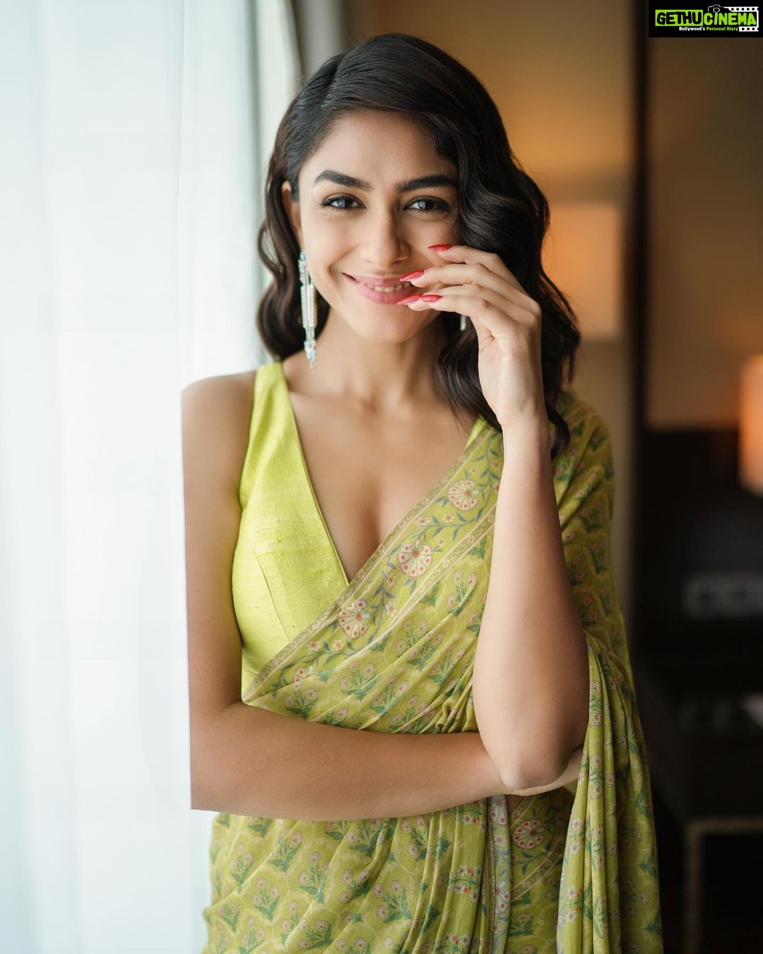 Mrunal Thakur Instagram - Zulfen hain jaise kaandhe pe baadal jhuke hue aankhen hain jaise meay ke payaale bhare hue masti hai jis me pyaar ki tum, vo sharaab ho chaudahavin ka chaand ho.. - Kinda MOOD #SitainSaree @anitadongre @elevate_promotions @amrapalijewels . . @archamehta @ruchi.munoth @missblenderr_ @deepalid10 @sbk_shuhaib