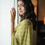 Mrunal Thakur Instagram - Zulfen hain jaise kaandhe pe baadal jhuke hue aankhen hain jaise meay ke payaale bhare hue masti hai jis me pyaar ki tum, vo sharaab ho chaudahavin ka chaand ho.. - Kinda MOOD #SitainSaree @anitadongre @elevate_promotions @amrapalijewels . . @archamehta @ruchi.munoth @missblenderr_ @deepalid10 @sbk_shuhaib