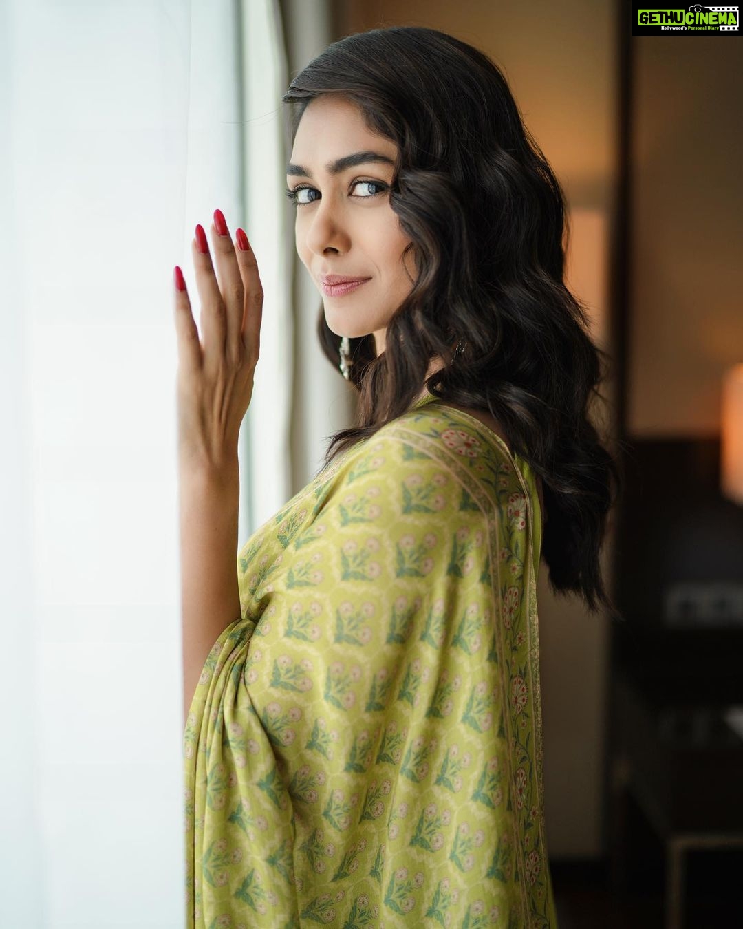 Mrunal Thakur Instagram - Zulfen hain jaise kaandhe pe baadal jhuke hue aankhen hain jaise meay ke payaale bhare hue masti hai jis me pyaar ki tum, vo sharaab ho chaudahavin ka chaand ho.. - Kinda MOOD #SitainSaree @anitadongre @elevate_promotions @amrapalijewels . . @archamehta @ruchi.munoth @missblenderr_ @deepalid10 @sbk_shuhaib