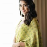 Mrunal Thakur Instagram - Zulfen hain jaise kaandhe pe baadal jhuke hue aankhen hain jaise meay ke payaale bhare hue masti hai jis me pyaar ki tum, vo sharaab ho chaudahavin ka chaand ho.. - Kinda MOOD #SitainSaree @anitadongre @elevate_promotions @amrapalijewels . . @archamehta @ruchi.munoth @missblenderr_ @deepalid10 @sbk_shuhaib
