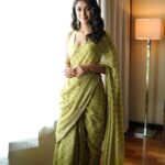Mrunal Thakur Instagram - Zulfen hain jaise kaandhe pe baadal jhuke hue aankhen hain jaise meay ke payaale bhare hue masti hai jis me pyaar ki tum, vo sharaab ho chaudahavin ka chaand ho.. - Kinda MOOD #SitainSaree @anitadongre @elevate_promotions @amrapalijewels . . @archamehta @ruchi.munoth @missblenderr_ @deepalid10 @sbk_shuhaib